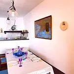 Les Paons - *