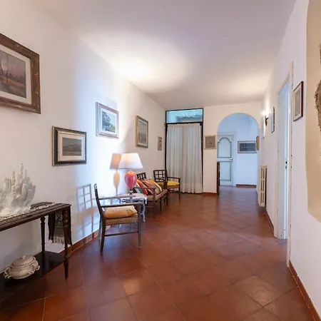Villa Les Paons - *